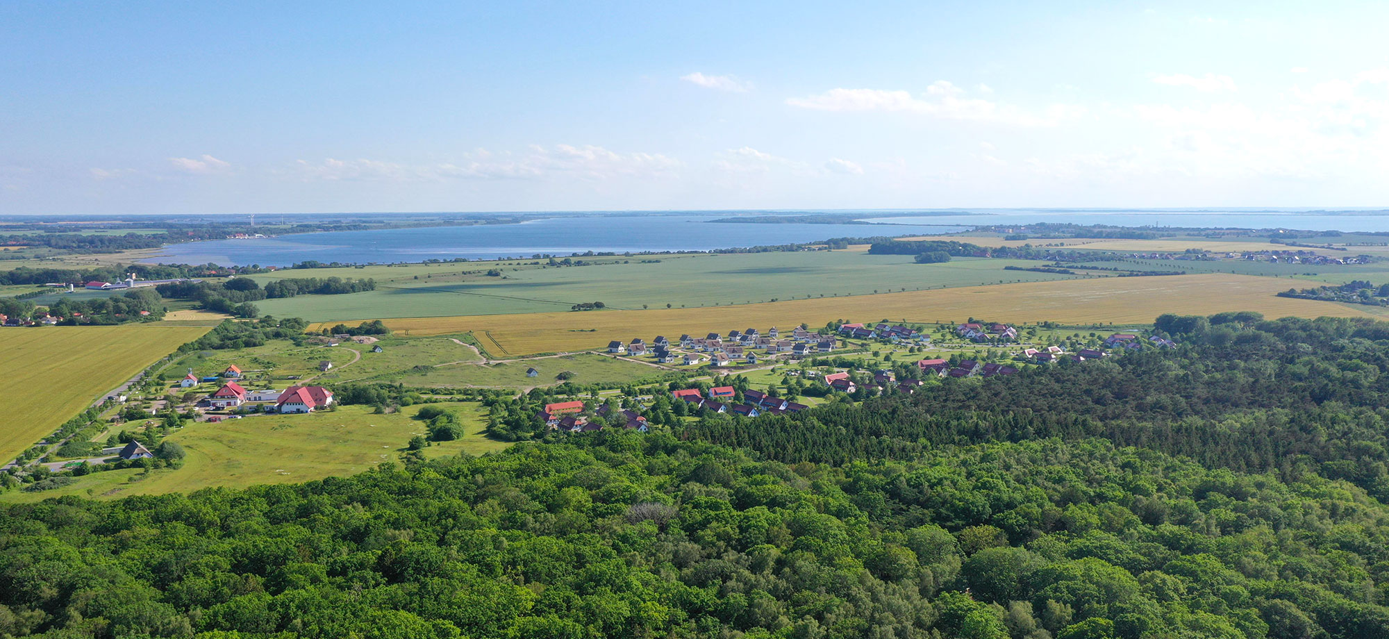 Luftbild vom Feriendorf Richtung Bodden