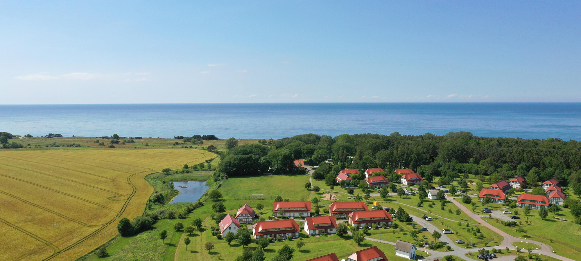 Luftbild vom Feriendorf Richtung Ostsee